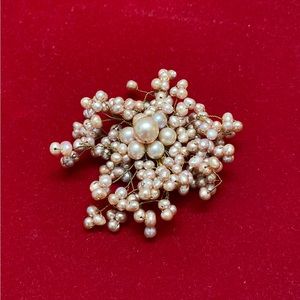 Brooch made with fresh pearls